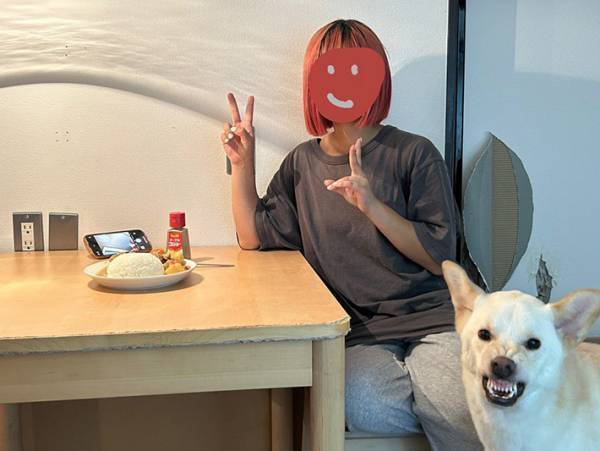 飼い主がピースをしている横で、愛犬が…　表情に「合成すぎる犬」「思わず声出た」