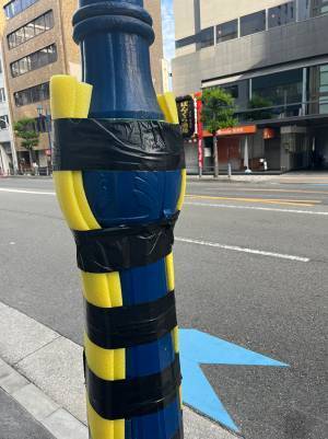 どこかで見たような…　テープが巻かれた街灯に「そっくりで笑った」「妖怪を見張ってるのか」