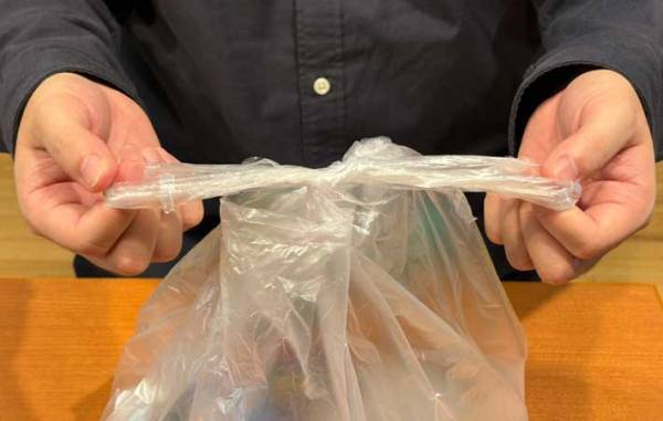 自衛隊流、袋の結び方に『１万いいね』　瞬時に結ぶ方法が…「絶対にやる」「賢い」