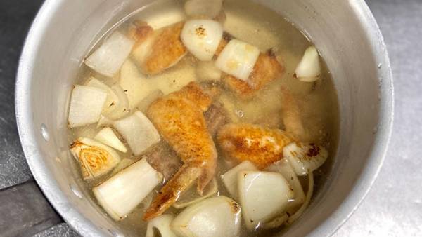 現役シェフ「需要あるか分かりませんが…」　自家製鶏だしの作り方に「超使える！」