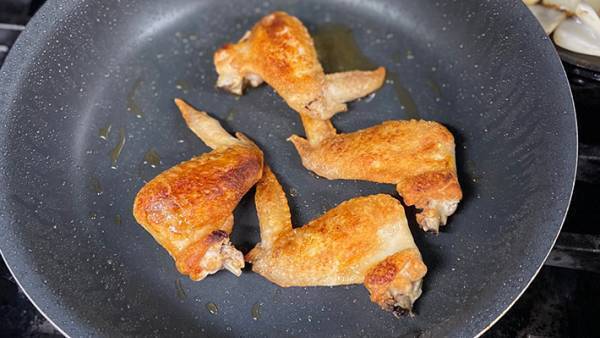 現役シェフ「需要あるか分かりませんが…」　自家製鶏だしの作り方に「超使える！」