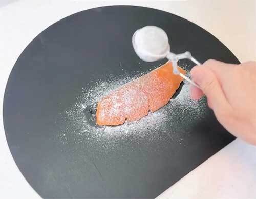 「こんな便利なんて」　食材に小麦粉をまぶす動画が？「簡単で最高」