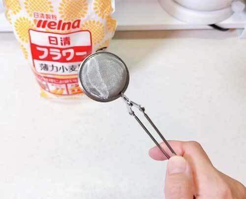 「こんな便利なんて」　食材に小麦粉をまぶす動画が？「簡単で最高」