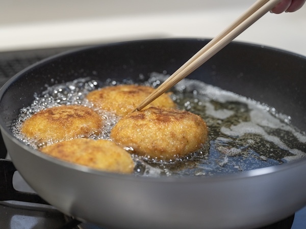 フライパンで揚げ物はOK？NG？　悩みがちな二択４選に「間違ってた」「マジか」