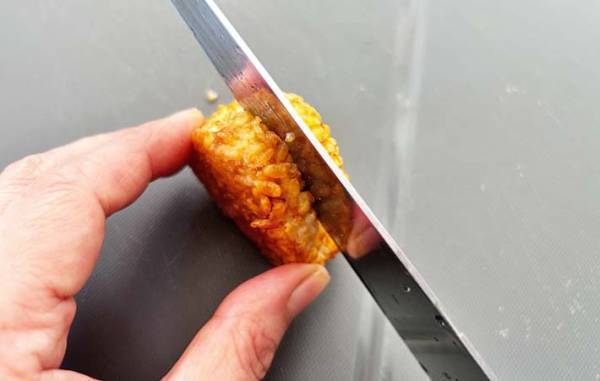 冷凍おにぎりを半分にして…　ニッスイの発想に「すぐにリピートするかも」