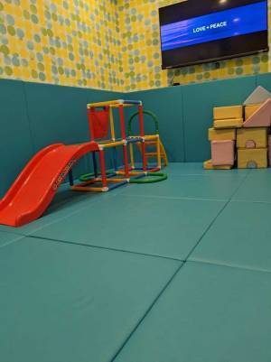 「何だよこの部屋…」　カラオケで案内されたのが？　「笑った」「大暴れするやつ」