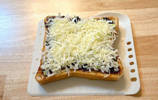 考えもしなかったトーストの食べ方　「ジャムじゃない」「相性抜群！」