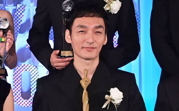 草彅剛、主演男優賞を受賞　三谷幸喜が明かした、舞台中に地震が起きた時のエピソードとは