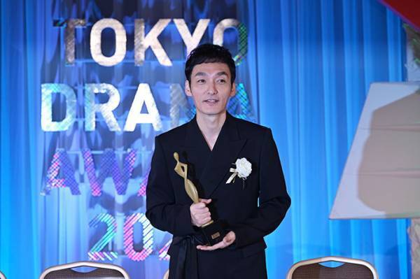 草彅剛、主演男優賞を受賞　三谷幸喜が明かした、舞台中に地震が起きた時のエピソードとは