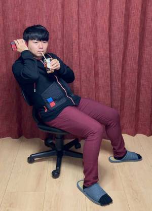 カラオケ店にいる人を再現　仮装の写真に『１４万いいね』