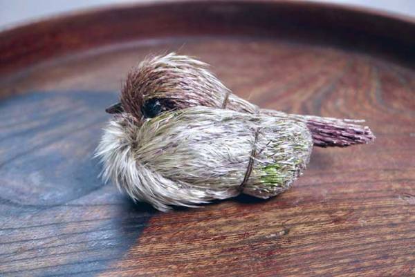 何で作ったか分かる？　かわいいスズメの正体に「発想がすごすぎる」「感動した」