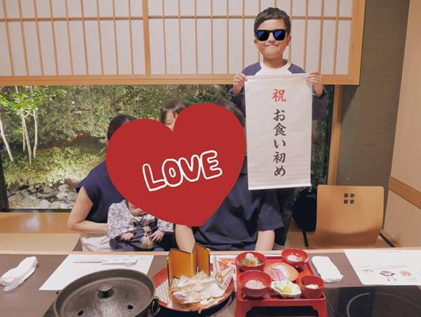 弟のお食い初めで『大役』を任された兄　写真に「最高！」「誇らしい顔」