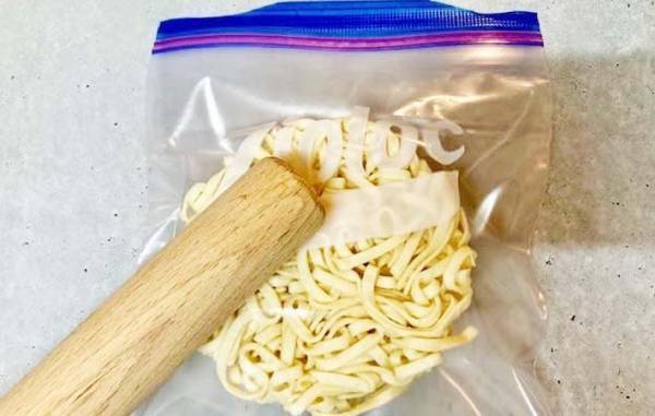 どん兵衛を粉々にしたら…？　日清の発想に「また作りたい」「弁当にもいい」