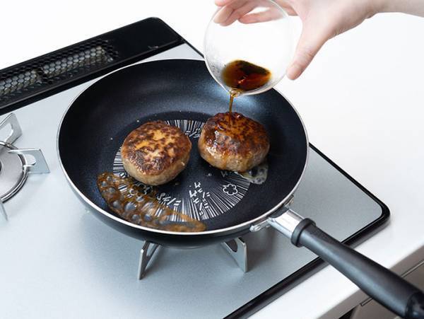 タコさんウインナーの足元が…　フライパンの『工夫』に目が釘付け！