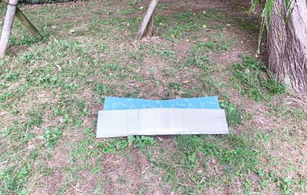 「もうイライラしない！」　レジャーシートが風で吹っ飛ばない裏技