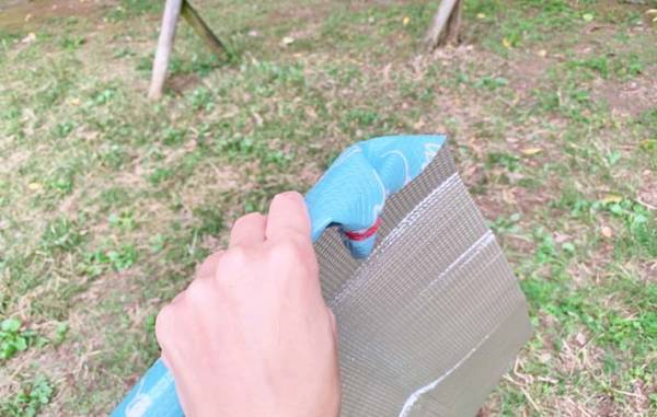 「もうイライラしない！」　レジャーシートが風で吹っ飛ばない裏技