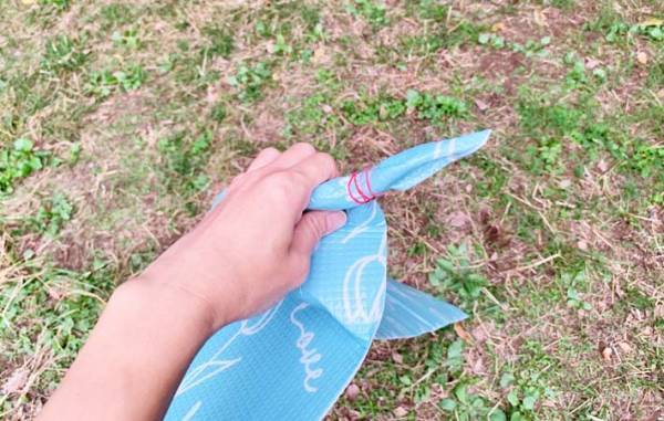 「もうイライラしない！」　レジャーシートが風で吹っ飛ばない裏技