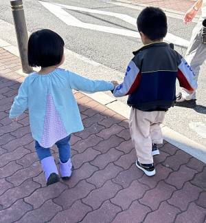 姪と歩く３歳息子　とった行動に「大人だけど脱帽です」「なんてイケメン」