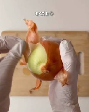 タマネギの皮が剥きにくい時は…　驚きの裏技に「不思議」「スルスル剥ける」