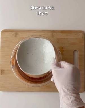 タマネギの皮が剥きにくい時は…　驚きの裏技に「不思議」「スルスル剥ける」