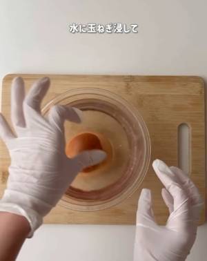 タマネギの皮が剥きにくい時は…　驚きの裏技に「不思議」「スルスル剥ける」