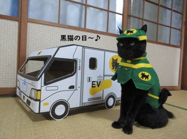 コスプレした黒猫　１枚に「そっくり」「配達、お疲れ様です！」