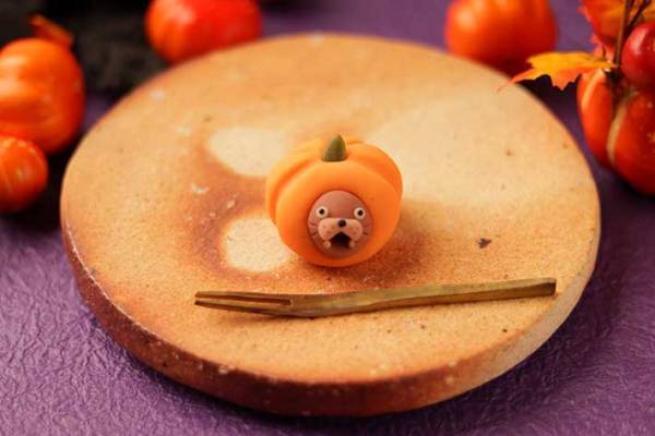 カボチャの練り切りを囲うのは…　１枚に「永遠に置いておきたい」