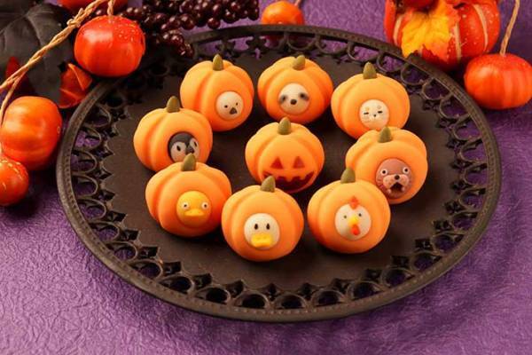 カボチャの練り切りを囲うのは…　１枚に「永遠に置いておきたい」