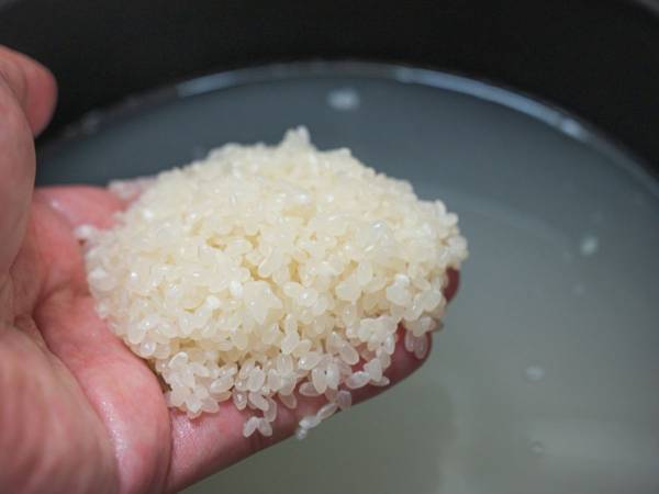 お米は水が透明になるまで研がないで！　意外な事実に「何回も研いでた」