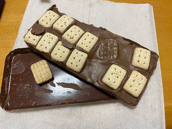 １２個入り…だったよね？　変わり果てた『アルフォート』の姿に「笑った」「乱雑に扱った革財布」