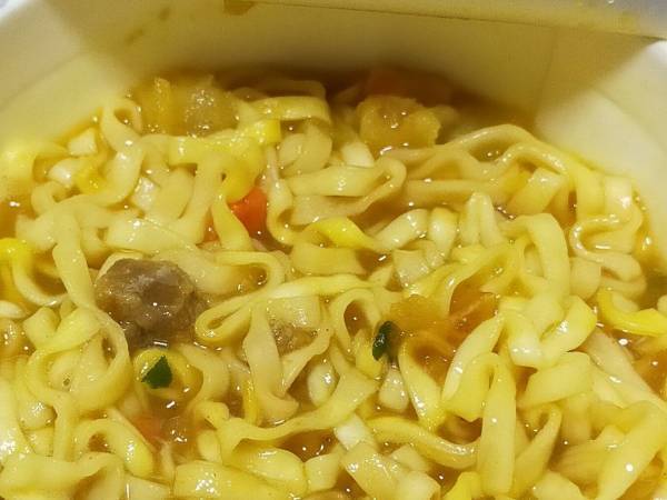 カップヌードルカレーはそのままもいいけど…　斬新な食べ方に「毎回コレで」