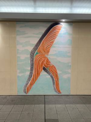 「鮭の切身っぽいな」　駅の改札を抜けると…「シュールで笑った」