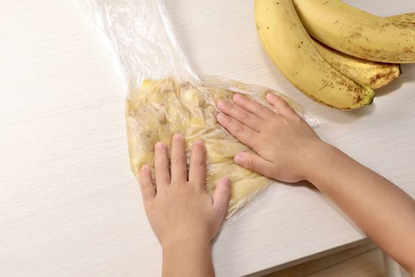 余ったバナナをビニール袋で潰して？　簡単アレンジに「その手があったか！」