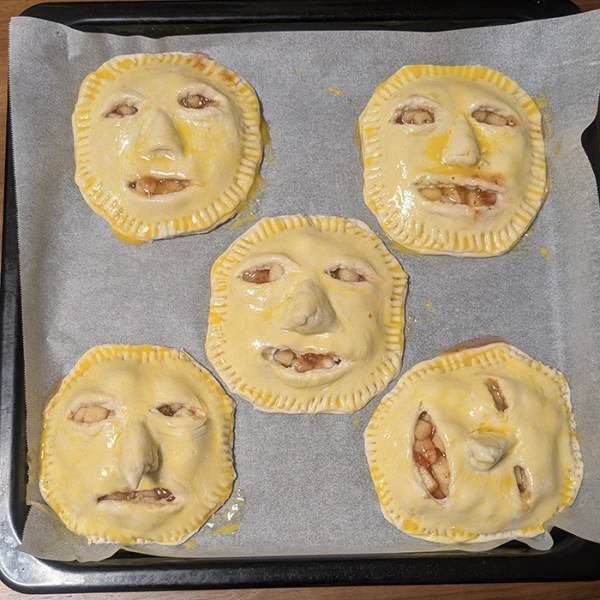 アップルパイを焼いた男性　完成後の写真に「ちびったわ」「ある意味１００点」