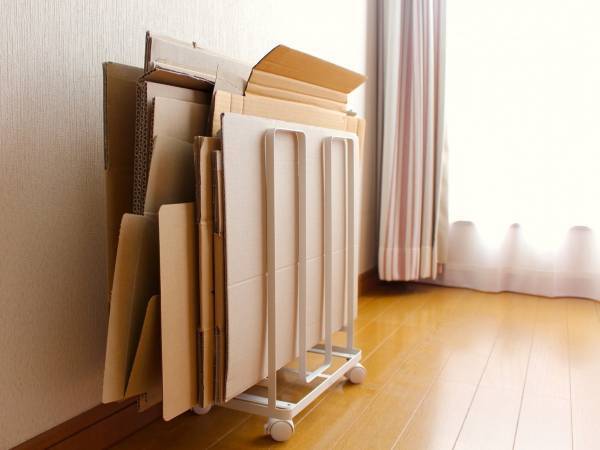 段ボールをスッキリまとめる方法　１００均グッズを活用すると？