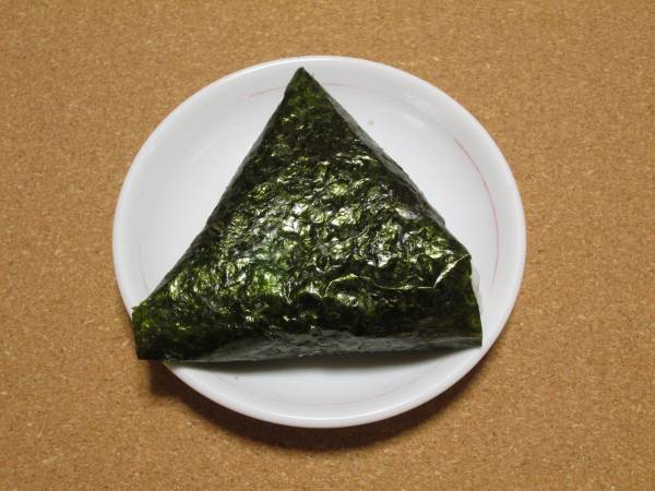 まるでコンビニ！　パリパリの海苔が楽しめるおにぎりの包み方に「早速試す」