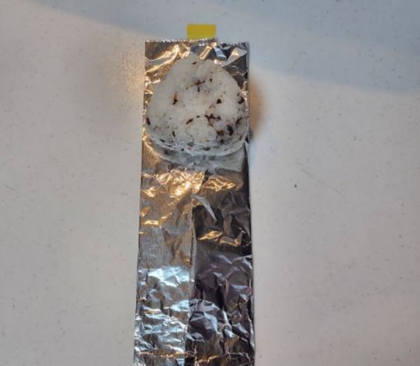 まるでコンビニ！　パリパリの海苔が楽しめるおにぎりの包み方に「早速試す」