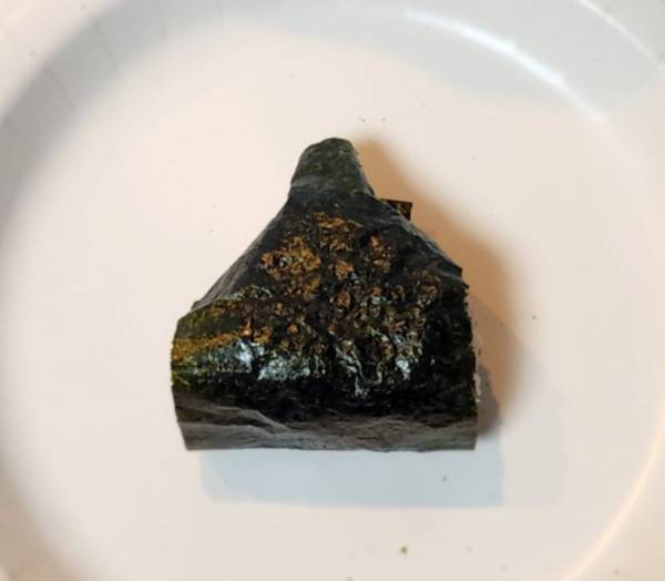 まるでコンビニ！　パリパリの海苔が楽しめるおにぎりの包み方に「早速試す」