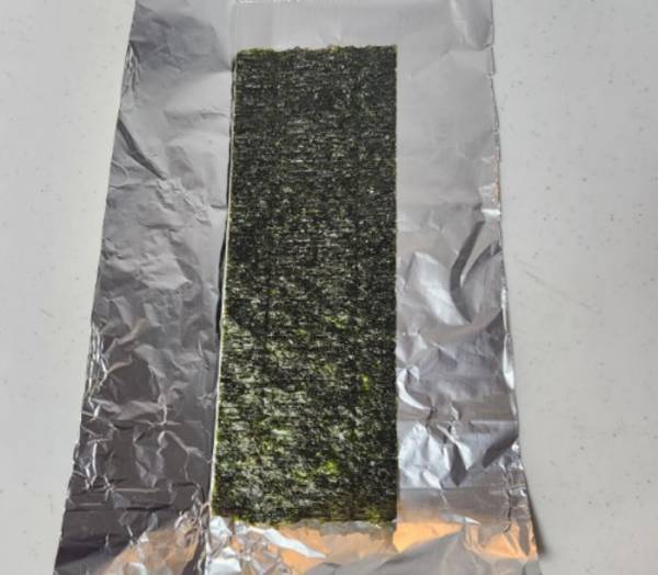 まるでコンビニ！　パリパリの海苔が楽しめるおにぎりの包み方に「早速試す」