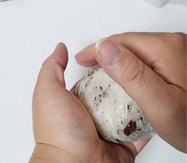 まるでコンビニ！　パリパリの海苔が楽しめるおにぎりの包み方に「早速試す」
