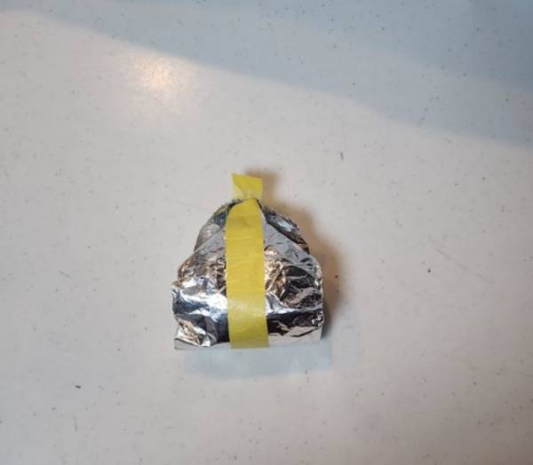 まるでコンビニ！　パリパリの海苔が楽しめるおにぎりの包み方に「早速試す」