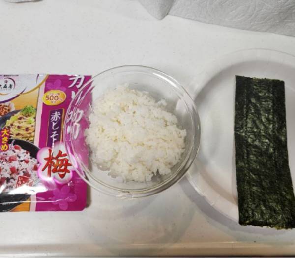 まるでコンビニ！　パリパリの海苔が楽しめるおにぎりの包み方に「早速試す」