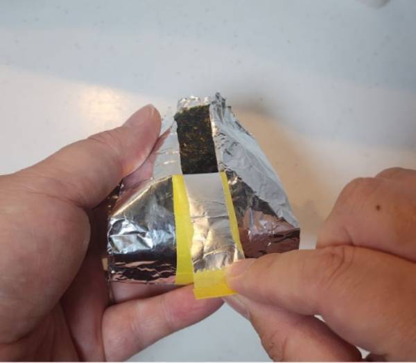 まるでコンビニ！　パリパリの海苔が楽しめるおにぎりの包み方に「早速試す」