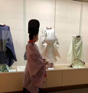 装束を眺める平安貴族　あまりに『ウィンドウショッピング中』のようだと話題に