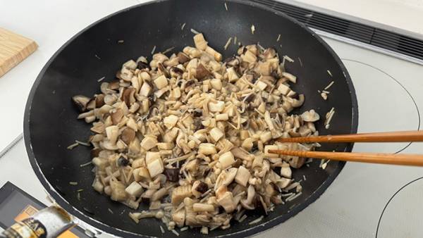 キノコをいっぱい買って！　絶品『キノコ料理』に「米が一瞬で消える」