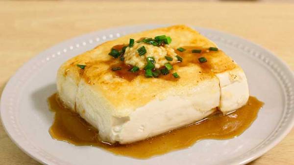 冷蔵庫に、豆腐１丁ある？　現役シェフが教える食べ方に「絶対にやる」「夜食にも最高」