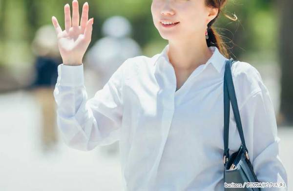 バス停でパトカーを見かけた女性　まさかの展開に「笑った」「クセ出ちゃうよね」