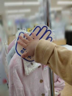 洋服売り場を訪れた親子　１歳児の行動に「そこじゃない」