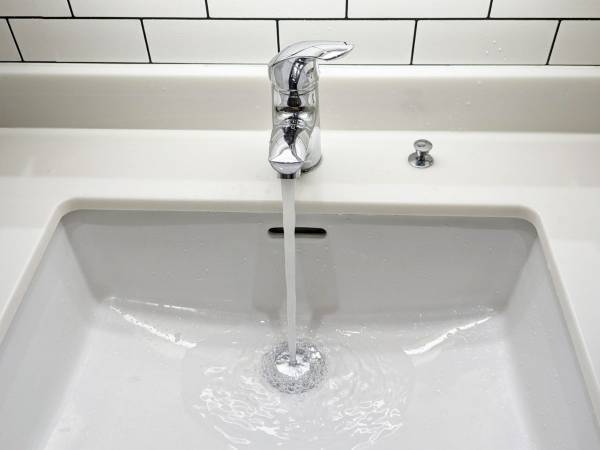 洗面台の流れが悪いなら？　掃除法に「詰まり改善！」「助かった」