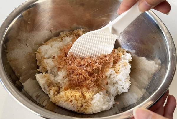 ご飯をフライパンにのせて？　「その発想はなかった」「早速やる」